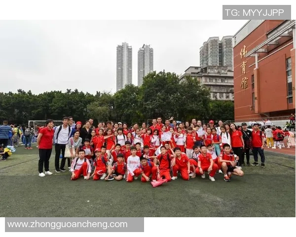 合格足球明星们的精彩瞬间合照展现团结与拼搏精神的完美时刻