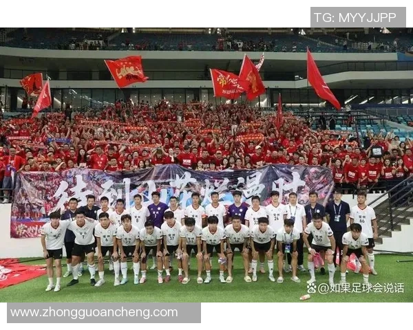 外国足球明星莅临泰州展开友谊赛活动引发球迷热烈关注与期待