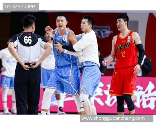 足球明星为何选择在赛场上跪下表达抗议与支持社会正义的深层原因解析